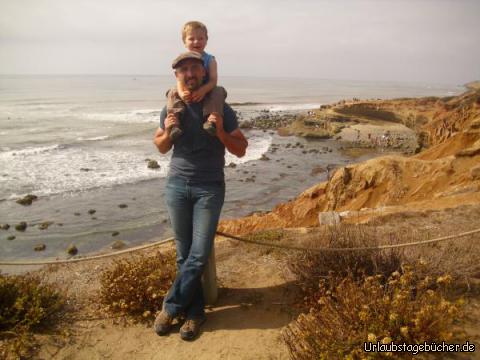 Point Loma: Papa (Eno) und mein Bruder Viktor auf der Halbinsel Point Loma in San Diego
(und rechts hinter den beiden ist der Zugang zum Meer - jedenfalls bei Ebbe, wie jetzt)