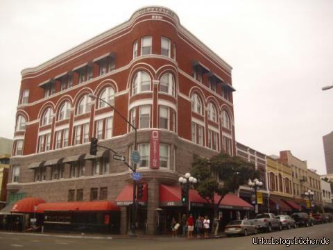 Gaslamp Quarter: die Kreuzung F Street/Fifth Avenue im Gaslamp Quarter von San Diego
soll hier einmal als Beispiel für den historischen Stadtkern stehen,
bekannt durch seine viktorianische Architektur, aber vor allem als Partymeile