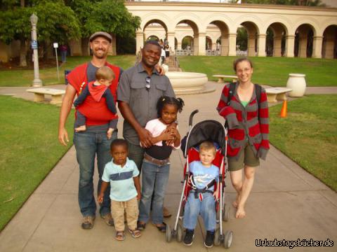 Abschiedsfoto: zum Abschied von San Diego und dem Balboa Park noch ein Abschiedsfoto
mit unserer und Rodolphs Familie (leider ohne Rodolphs Frau Stephanie)
v.l.n.r. hinten: Papa (Eno) mit mir im Tuch, Rodolph und Mama (Katy)
v.l.n.r. vorn: Niels Gabriel und Leandra sowie mein etwas unglücklicher Bruder Viktor
