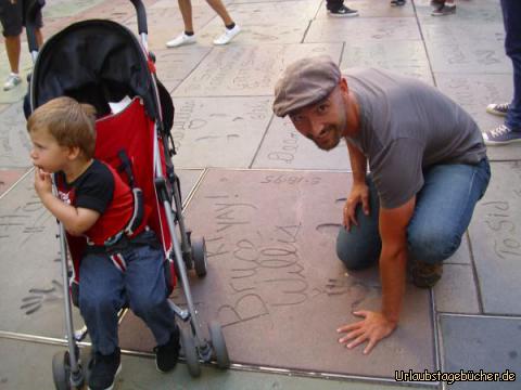 Abdrücke: während Papa (Eno) feststellt, dass er in Bruce Willis' Handabdrücke passt,
scheint sich mein Bruder Viktor mehr für das TCL Chinese Theatre selbst zu interessieren,
vor dem sich die Hand- und Fußabdrücke der Stars von Hollywood befinden