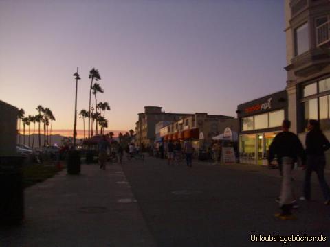 Ocean Front Walk: im Licht der untergehenden Sonne erhaschen wir noch einen Blick auf die Strandpromenade,
den kurz Boardwalk genannten Ocean Front Walk am Venice Beach von Los Angeles