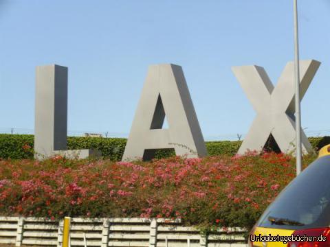 LAX: unser Weg nach Norden führt uns auf dem Highway 1 (der hier Sepulveda Boulevard heißt)
direkt unter den Start- und Landebahnen des Los Angeles International Airport (LAX) hindurch