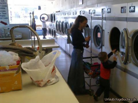 Waschtag: Mama und Viktor beim Wäschewaschen in Monterey, Kalifornien,
während ich (links in meinem Sitz) alles genau überwache