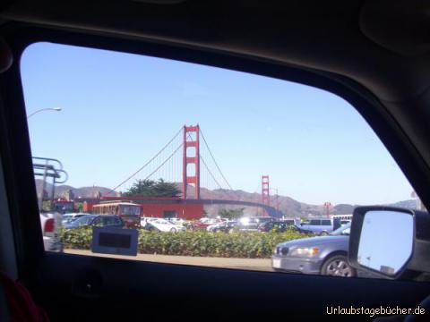 Golden Gate Bridge im Vorbeifahren: im Vorbeifahren können wir einen ersten Blick auf die Golden Gate Bridge werfen,
die bei ihrer Eröffnung 1937 die längste Hängebrücke der Welt war