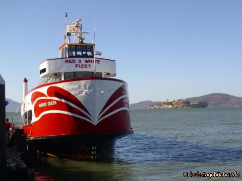 Harbor Queen: die Harbor Queen von der Schifffahrtsgesellschaft Red and White Fleet,
mit der wir gleich unsere Bootstour durch die San Francisco Bay starten
(im Hintergrund sieht man übrigens auch die ehemalige Gefängnisinsel Alcatraz)