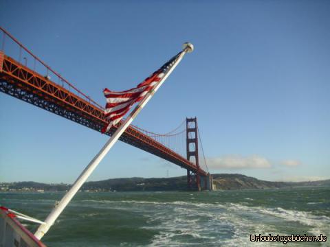 Golden Gate Bridge von unten: auf unserer Boottour durch die San Francisco Bay
fahren wir auch kurz durch das Golden Gate in den Pazifischen Ozean
und sehen dabei die Golden Gate Bridge von unten