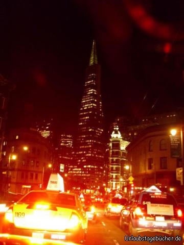 Transamerica Pyramid: auf unserem Weg vom Aquatic Park in San Francisco nach Oakland
kommen wir an der Transamerica Pyramid vorbei;
mit 260m Höhe einst das höchste Gebäude der Stadt
und bis heute ein Wahrzeichen von San Francisco