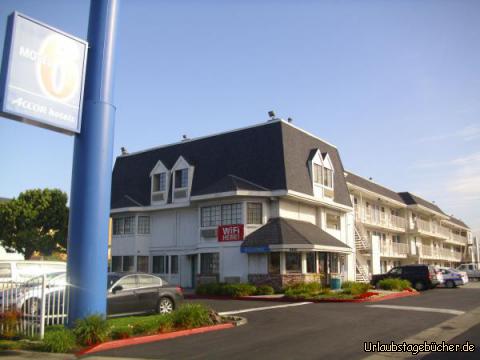 Motel 6: während Papa in der Rezeption auscheckt und Viktor und ich im Jeep davor warten,
nutzt Mama die Zeit und macht noch ein Foto vom Motel 6 in Oakland, Kalifornien,
in dem wir die vergangene Nacht geschlafen haben.