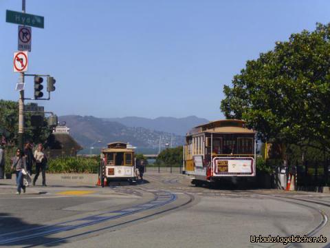 Hyde & Beach: eine Endhaltestelle der San Francisco Cable Cars an der Kreuzung Hyde & Beach,
wo die Wagen für den Rückweg auf einer Drehscheibe gedreht werden