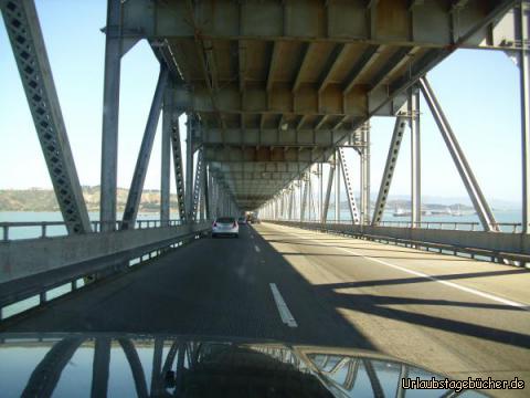 auf der Richmond–San Rafael Bridge: die Richmond–San Rafael Bridge, auf der wir Richtung Osten zum letzten Mal
die Bucht von San Francisco überqueren, ist eine Doppelstockbrücke