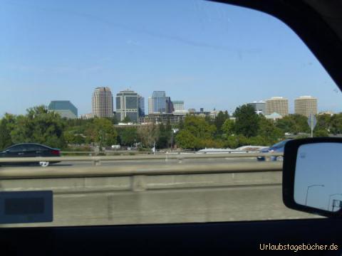 Sacramento: die Skyline von Downtown Sacramento sehen wir nur aus der Ferne
während wir auf dem Highway die Hauptstadt Kaliforniens ohne Halt passieren