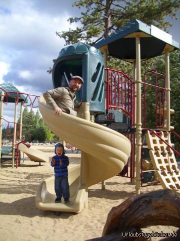 Spielplatz: Papa (Eno, oben) und Viktor (unten) sind auf dem Lakeside Beach Spielplatz
am Lake Tahoe in South Lake Tahoe, Kalifornien, voll in ihrem Element