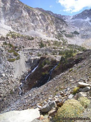 Lee Vining Canyon: vom Tioga road viewpoint aus sehen wir,
auf dem Weg über den Tioga Pass in den Yosemite-Nationalpark,
wie der Lee Vining Creek einen kleinen, hübschen Wasserfall formt