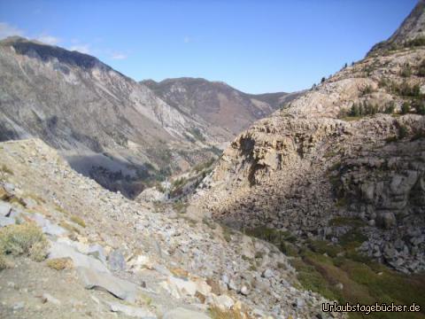 Lee Vining Canyon: um vom Mono Lake in den Yosemite National Park zu gelangen,
müssen wir dem beeindruckenden Lee Vining Canyon folgen
(hier, auf diesem Foto, aber der Blick zurück Richtung Mono Lake)