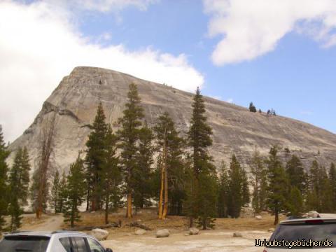 Lembert Dome: von der Lembert Dome Picnic Area haben wir einen tollen Blick auf den Lembert Dome,
einer Granitkuppel-Felsformation im Yosemite National Park in Kalifornien
