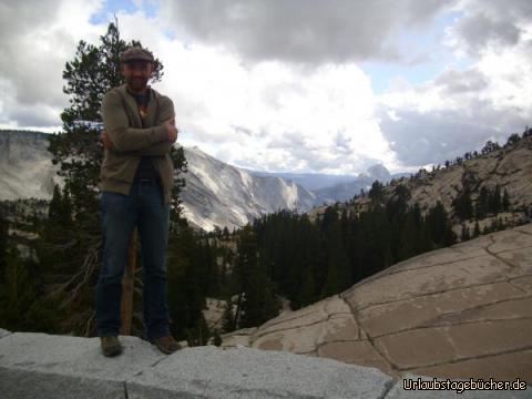 Olmsted Point: vom Olmstead Point aus - an dem es, wie man an Papa (Eno) sieht, arschkalt ist -
blicken wir in den Tenaya Canyon und auf die Nordseite des Half Dome,
der wiederum das Wahrzeichen des Yosemite National Parks ist