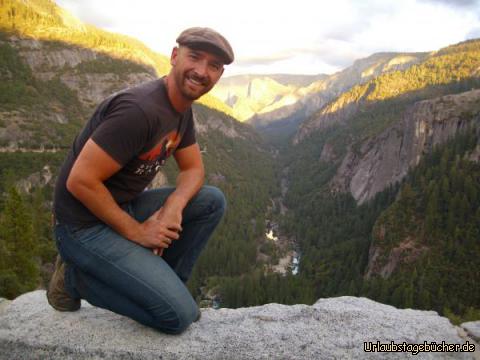 Eno am Abgrund: Papa (Eno) am Abgrund hoch über dem Merced River,
der sich durch das Yosemite Valley im Herzen des Yosemite National Parks schlängelt