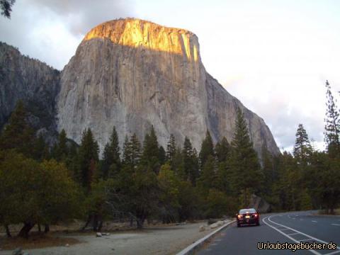 El Capitan: im letzten Licht des Tages stehen wir vor der 1000m hohen Wand des El Capitan,
einem der Wahrzeichen des Yosemite National Parks, Kalifornien