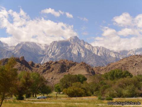 Lone Pine Peak: vom Ort Lone Pine aus knipsen wir den 3,947m hohen Lone Pine Peak,
obwohl wir eigentlich den rechts davon in den Wolken versteckten Mount Whitney sehen wollen,
der mit 4421m Höhe der höchste Berg der USA außerhalb Alaskas ist