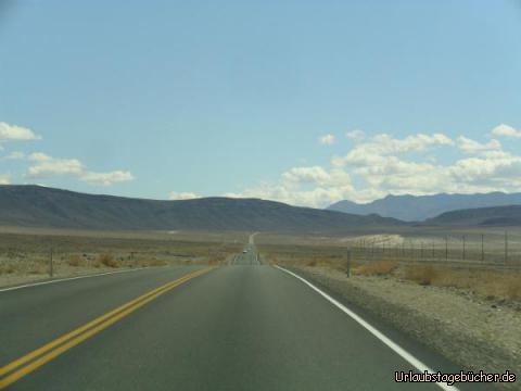 California State Rte 136: schon die kerzengerade Straße von Lone Pine (Kalifornien) an der Sierra Nevada
durch eine trostlose Landschaft in Richtung Death Valley National Park
bereitet uns darauf vor, welche lebensfeindliche Einöde da vor uns liegt