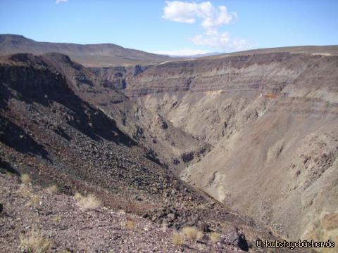 Rainbow Canyon: das erste, was wir vom Death Valley National Park sehen, ist der Rainbow Canyon,
der auch Star Wars Canyon genannt wird, weil er an Tatooine aus Star Wars erinnert,
und auf den wir vom Father Crowley Vista Point aus einen tollen Blick haben