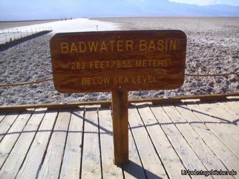 Badwater Basin: Badwater ist eine Senke im Death Valley in Kalifornien und
mit 85,5 Metern unter dem Meeresspiegel der tiefste Punkt Nordamerikas