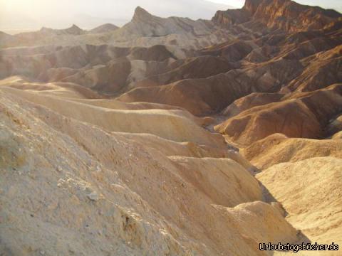 Manly Beacon: der Blick vom Zabriskie Point in Richtung Manly Beacon und die Red Cathedral (etwas abgeschnitten)
vor der untergehenden Sonne kurz bevor wir den Death Valley National Park Richtung Osten verlassen