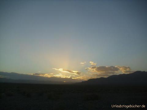 Sonnenuntergang: auf dem Weg vom Death Valley National Park nach Las Vegas sehen wir hinter uns
zwischen Death Valley Junction (Kalifornien) und Pahrump (Nevada) die Sonne untergehen