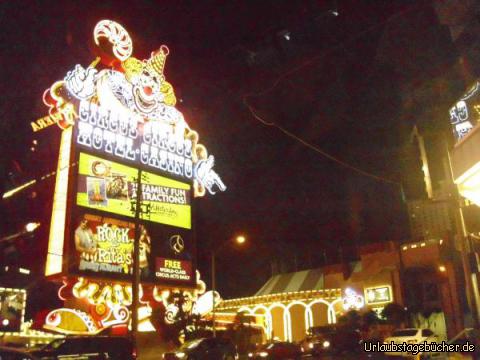 Circus Circus: natürlich kommen wir auf dem Rückweg auch wieder am Circus Circus Hotel vorbei,
welches nicht nur eines der ältesten (1968 eröffnet),
sondern auch eines der preiswertesten Hotels am Las Vegas Strip ist