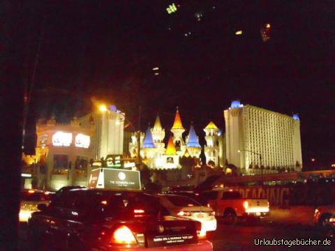 Excalibur: an der Kreuzung, an der wir den Las Vegas Strip wieder verlassen,
sehen wir noch das im Stil einer mittelalterlichen Burg erbaute Hotel Excalibur