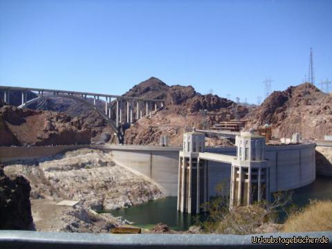 Hoover Dam & Bypass Bridge: der Blick von der Lake-Mead-Seite auf den 221,46m hohen Hoover Dam
und der 270m hohen Mike O’Callaghan-Pat Tillman Memorial Bridge dahinter
(die im Volksmund auch einfach Hoover Dam Bypass Bridge genannt wird)