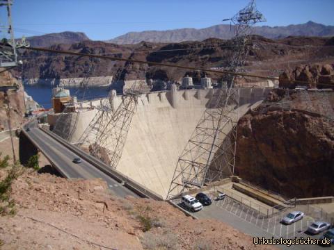 Hoover Dam: die 1935 fertiggestellte und 221 m hohe Staumauer des Hoover Dams
besteht aus rund 2,6 Millionen Kubikmeter Beton und 43.500 Tonnen Stahl
und war fast 30 Jahre lang das höchste Absperrbauwerk der Erde