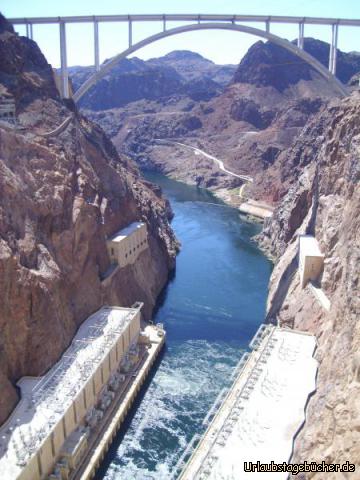 Colorado River: vom Hoover Dam aus hat man einen tollen Blick
auf die Mike O’Callaghan-Pat Tillman Memorial Bridge
die auf einer Höhe von 270m über dem Colorado River
den Black Canyon überquert und so Arizona und Nevada verbindet