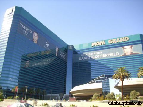 MGM Grand: als wir das Hooters in Las Vegas verlassen, stehen wir direkt vor dem MGM Grand,
welches zu seiner Eröffnung 1993 das größte Hotel der Welt war (heute das drittgrößte)