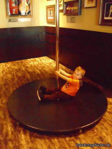 Poledance: vom Poledance-Kurs im Hard Rock Café am Las Vegas Strip inspiriert,
zeigt Viktor sein angeborenes Talent und tanzt ebenfalls an der Stange