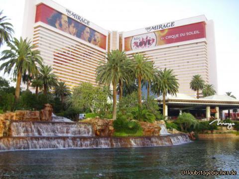 The Mirage: das nächste Casino/Hotel, vor dem wir auf unserem Weg entlang des Las Vegas Strip stehen,
ist The Mirage, vor allem bekannt für die weißen Tiger von  Siegfried & Roy
und für den künstlichen Vulkan, der vor dem Megaresort allabendlich mehrmals ausbricht