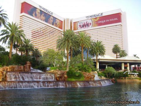 The Mirage: das nächste Casino/Hotel, vor dem wir auf unserem Weg entlang des Las Vegas Strip stehen,
ist The Mirage, vor allem bekannt für die weißen Tiger von Siegfried & Roy
und für den künstlichen Vulkan, der vor dem Megaresort allabendlich mehrmals ausbricht