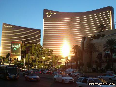 Encore & Wynn: auch wenn wir den Las Vegas Strip nicht so weit laufen,
dass wir die beiden Schwesterhotels Encore & Wynn aus der Nähe sehen,
machen sie doch im Licht der untergehenden Sonne auch aus der Ferne ein gutes Bild