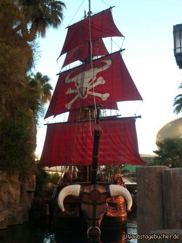 Piratenschiff: eines der beiden Schiffen, von der Show "Sirens of TI",
die sich vor dem Treasure Island am Las Vegas Strip
jeden Abend eine spektakuläre Seeschlacht liefern