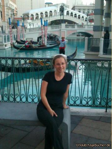 Venetian Resort: Mama (Katy) sitzt hier vor einem (künstlichen) Kanal
mit Gondel, Gondoliere und dem Nachbau der Rialtobrücke,
die alle zum Casino/Hotel Venetian am Las Vegas Strip gehören