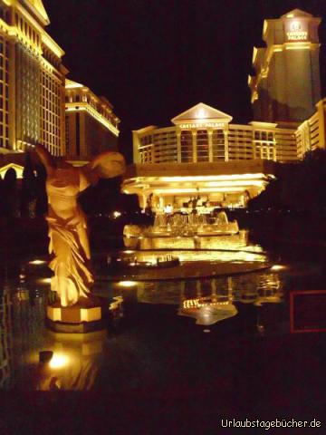 Caesars Palace bei Nacht: auch im Dunkeln macht der im Stil
eines antiken römischen Palastes errichtet
Caesars Palace direkt am Las Vegas Strip
einen wirklich prächtigen Eindruck