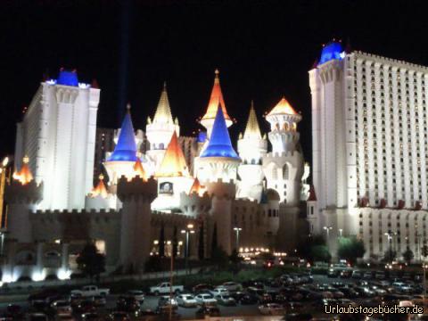 Excalibur bei Nacht: besonders eindrucksvoll bei Nacht wirkt auch das Casino/Hotel Excalibur,
welches im Stil einer mittelalterlichen Burg erbaut ist
und mit rund 4.000 Zimmern und Suiten
zu den größten Hotels der Welt gehört
(wie so viele andere Hotels hier am Las Vegas Strip)