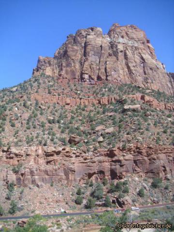 Canyon Junction: direkt nach der Canyon Junction im Zion National Park
ragt die erste beeindruckende Felsnadel neben uns auf
(unten sieht man, zum Größenvergleich, Autos auf der Straße)