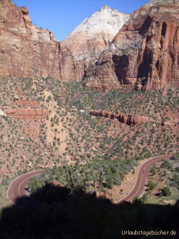 Serpentinen: unser Blick nach unten auf die hinter uns liegenden Serpentinen,
die uns aus dem Pine Creek Canyon im Zion National Park führen
(die Bergspitze im Hintergrund gehört übrigens zu den Twin Brothers)