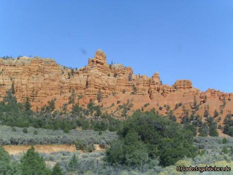 Thunder Mountain Trailhead: das Erste, was wir am Thunder Mountain Trailhead vom Red Canyon sehen,
sind diese Felsnadeln: als schönen Vorgeschmack auf den berühmten Bryce Canyon