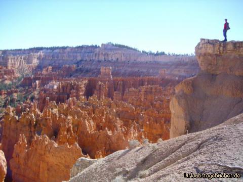 Papa am Sunset Point: hoch oben auf einer Klippe am Sunset Point 
genießt Papa (Eno) die Aussicht über den Bryce Canyon