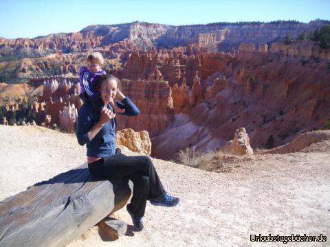 Mama und ich am Bryce Canyon: zwischen Sunset und Sunrise Point finden Mama (Katy) und ich eine Bank,
von der wir einen tollen Blick auf den Bryce Canyon haben