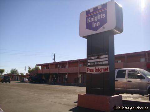 Knights Inn: unsere bisher teuerste Unterkunft: das Knights Inn in Page (Arizona)
(und Papa Eno und unser Auto irgendwo im Bild versteckt)