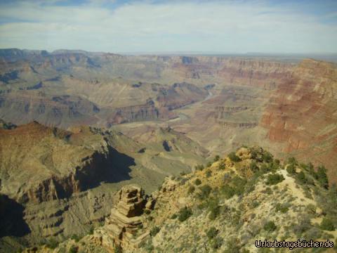 Tanner Canyon: der Blick vom Desert View Visitor Center auf den Tanner Canyon,
in dem sich der Little Colorado River mit dem Colorado River vereint
und der den Beginn des Grand Canyon markiert