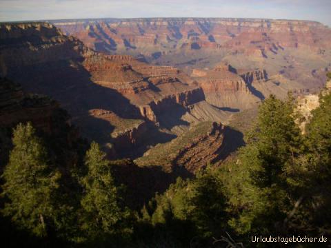 Desert View Drive: zwischen dem Grandview Point und dem Duck on a Rock Viewpoint
führt die Straße (Desert View Drive) teilweise so nah an der Abbruchkante entlang,
dass man quasi im Vorbeifahren einen tollen Blick auf den Gand Canyon hat